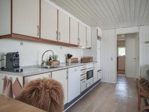Kuchyň nebo kuchyňský kout v ubytování Apartment Ingomar - 300m from the sea in NW Jutland by Interhome