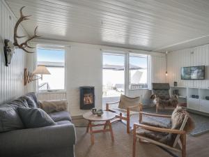 Posezení v ubytování Apartment Ingomar - 300m from the sea in NW Jutland by Interhome