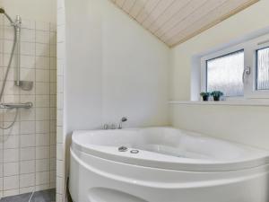 Koupelna v ubytování Holiday Home Anethe - 100m to the inlet by Interhome
