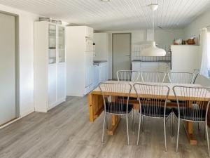 Kuchyň nebo kuchyňský kout v ubytování Holiday Home Justine - 600m from the sea by Interhome