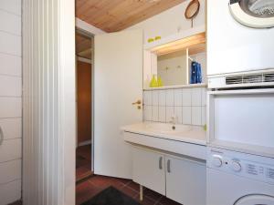 Koupelna v ubytování Holiday Home Justine - 600m from the sea by Interhome