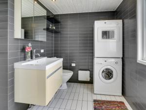 ein Badezimmer mit einer Waschmaschine und einer Waschmaschine in der Unterkunft Holiday Home Edel - 650m from the sea in NE Jutland by Interhome in Hadsund