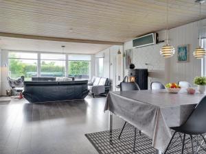 ein Wohnzimmer mit einem Tisch und einem Sofa in der Unterkunft Holiday Home Edel - 650m from the sea in NE Jutland by Interhome in Hadsund
