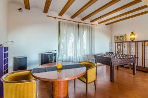 Habitación con mesa de ping pong y tablero de ajedrez en Club Villamar - Alvent, en Banyeres del Penedés