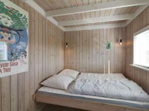 En eller flere senge i et værelse på Holiday Home Styrman - 600m from the sea in NW Jutland by Interhome