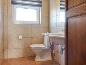 La salle de bains est pourvue de toilettes et d'un lavabo. dans l'établissement Apartment Idolf - 2km from the sea in NW Jutland by Interhome, à Hjørring