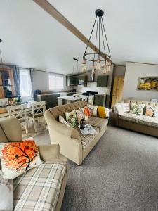 sala de estar con 2 sofás y cocina en Lucky Lodge with Hot Tub, en York