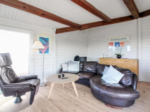 Posezení v ubytování Holiday Home Sinnika - 75m from the sea by Interhome