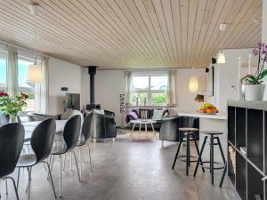 Posezení v ubytování Holiday Home Swipdagh - 600m from the sea by Interhome