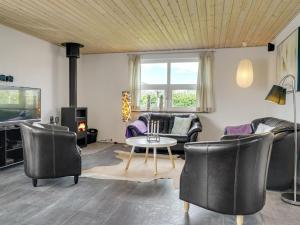 Posezení v ubytování Holiday Home Swipdagh - 600m from the sea by Interhome