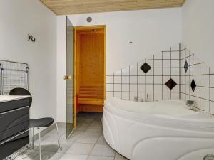 Koupelna v ubytování Holiday Home Swipdagh - 600m from the sea by Interhome