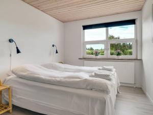 Postel nebo postele na pokoji v ubytování Holiday Home Swipdagh - 600m from the sea by Interhome