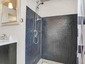 Koupelna v ubytování Holiday Home Swipdagh - 600m from the sea by Interhome