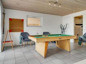 Biliár nebo kulečník v ubytování Holiday Home Swipdagh - 600m from the sea by Interhome