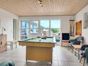 Biliár nebo kulečník v ubytování Holiday Home Swipdagh - 600m from the sea by Interhome