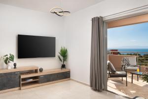 uma sala de estar com televisão na parede em The Cozy Nook em Chorafakia