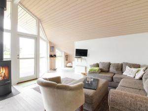 TV a/nebo společenská místnost v ubytování Holiday Home Bengt - 1km from the sea by Interhome