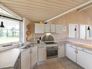 Kuchyň nebo kuchyňský kout v ubytování Holiday Home Bengt - 1km from the sea by Interhome