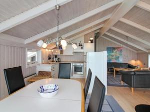 Køkken eller tekøkken på Holiday Home Sixten - 450m from the sea in NW Jutland by Interhome