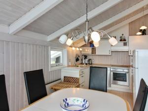 Кухня или мини-кухня в Holiday Home Sixten - 450m from the sea in NW Jutland by Interhome
