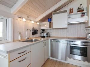 Кухня или мини-кухня в Holiday Home Sixten - 450m from the sea in NW Jutland by Interhome
