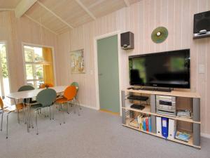 En TV eller et underholdningssystem på Holiday Home Brynulf - 900m from the sea in NW Jutland by Interhome