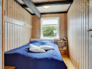 Un pat sau paturi într-o cameră la Holiday Home Stella - 700m from the sea in NW Jutland by Interhome
