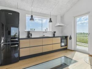Kuchyň nebo kuchyňský kout v ubytování Holiday Home Aaltje - all inclusive - 65m from the sea by Interhome