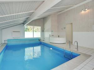 Bazén v ubytování Holiday Home Harriet - 800m from the sea by Interhome nebo v jeho okolí