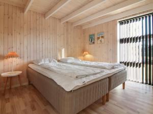 Postel nebo postele na pokoji v ubytování Holiday Home Harriet - 800m from the sea by Interhome + 24 fotografií