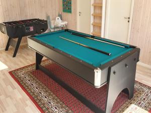 Biliár nebo kulečník v ubytování Holiday Home Harriet - 800m from the sea by Interhome