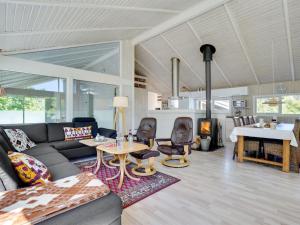 Posezení v ubytování Holiday Home Harriet - 800m from the sea by Interhome