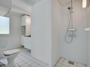 Koupelna v ubytování Holiday Home Harriet - 800m from the sea by Interhome