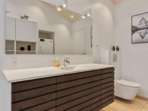 Koupelna v ubytování Holiday Home Harriet - 800m from the sea by Interhome