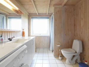 Et badeværelse på Holiday Home Eggertsine - 300m from the sea in NW Jutland by Interhome