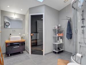 La salle de bains est pourvue d'un lavabo et d'une douche. dans l'établissement Holiday Home Danja - 400m from the sea in NW Jutland by Interhome, à Hjørring