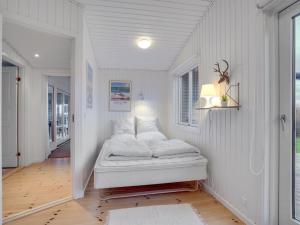 Cette chambre blanche dispose d'un lit d'angle. dans l'établissement Holiday Home Danja - 400m from the sea in NW Jutland by Interhome, à Hjørring