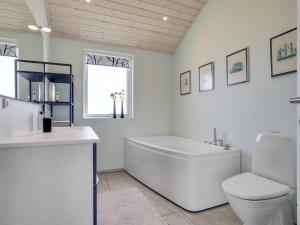 Koupelna v ubytování Holiday Home Luci - 500m from the sea by Interhome + 11 fotografií