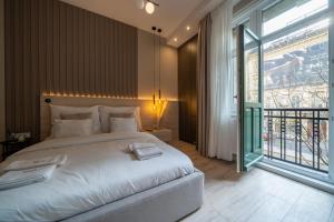 Кровать или кровати в номере Karoly Boutique Suites, Best Location by BQA +45 фотографий