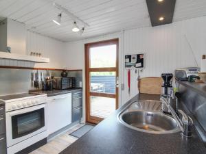 Kuchyň nebo kuchyňský kout v ubytování Holiday Home Grubbe - 600m from the sea by Interhome