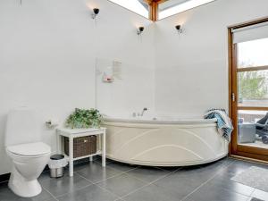 Koupelna v ubytování Holiday Home Grubbe - 600m from the sea by Interhome