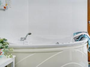 Koupelna v ubytování Holiday Home Grubbe - 600m from the sea by Interhome