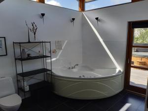 Koupelna v ubytování Holiday Home Grubbe - 600m from the sea by Interhome