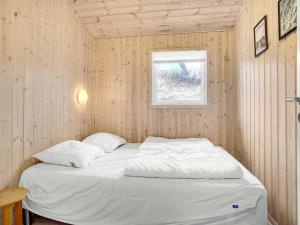 Postel nebo postele na pokoji v ubytování Holiday Home Idalia - 125m from the sea in NW Jutland by Interhome