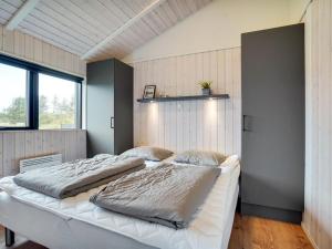 una camera con un grande letto bianco di Holiday Home Talitha - 1-5km from the sea in NW Jutland by Interhome a Hjørring