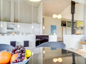 un cesto di frutta seduto su un tavolo in cucina di Holiday Home Thorir - 300m from the sea in NW Jutland by Interhome a Hirtshals