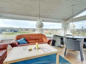 sala de estar con sofá y mesa en Holiday Home Thorir - 300m from the sea in NW Jutland by Interhome, en Hirtshals
