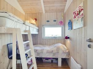 um pequeno quarto com um beliche e uma escada em Holiday Home Konsta - all inclusive - 200m from the sea by Interhome em Hjørring