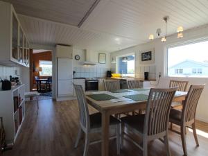 Kuchyň nebo kuchyňský kout v ubytování Holiday Home Ellynor - 200m from the sea by Interhome