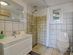 Koupelna v ubytování Holiday Home Ellynor - 200m from the sea by Interhome